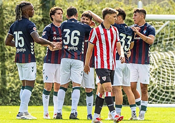 Los armeros felicitan a Toni Villa por su gol de este viernes en Lezama.