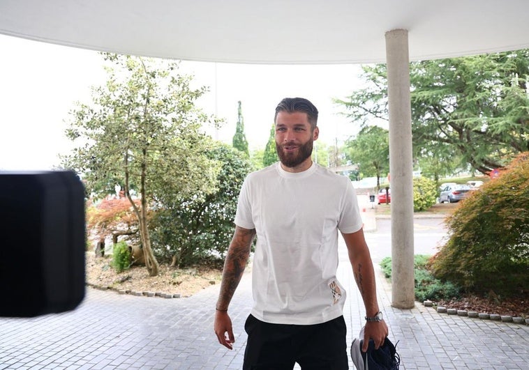 Duje Caleta-Car a su llegada a la Policlínica.