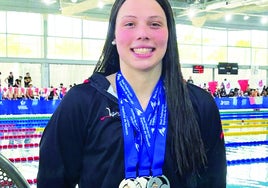 Paula Calvo con sus medallas logradas en el Campeonato de España Junior.