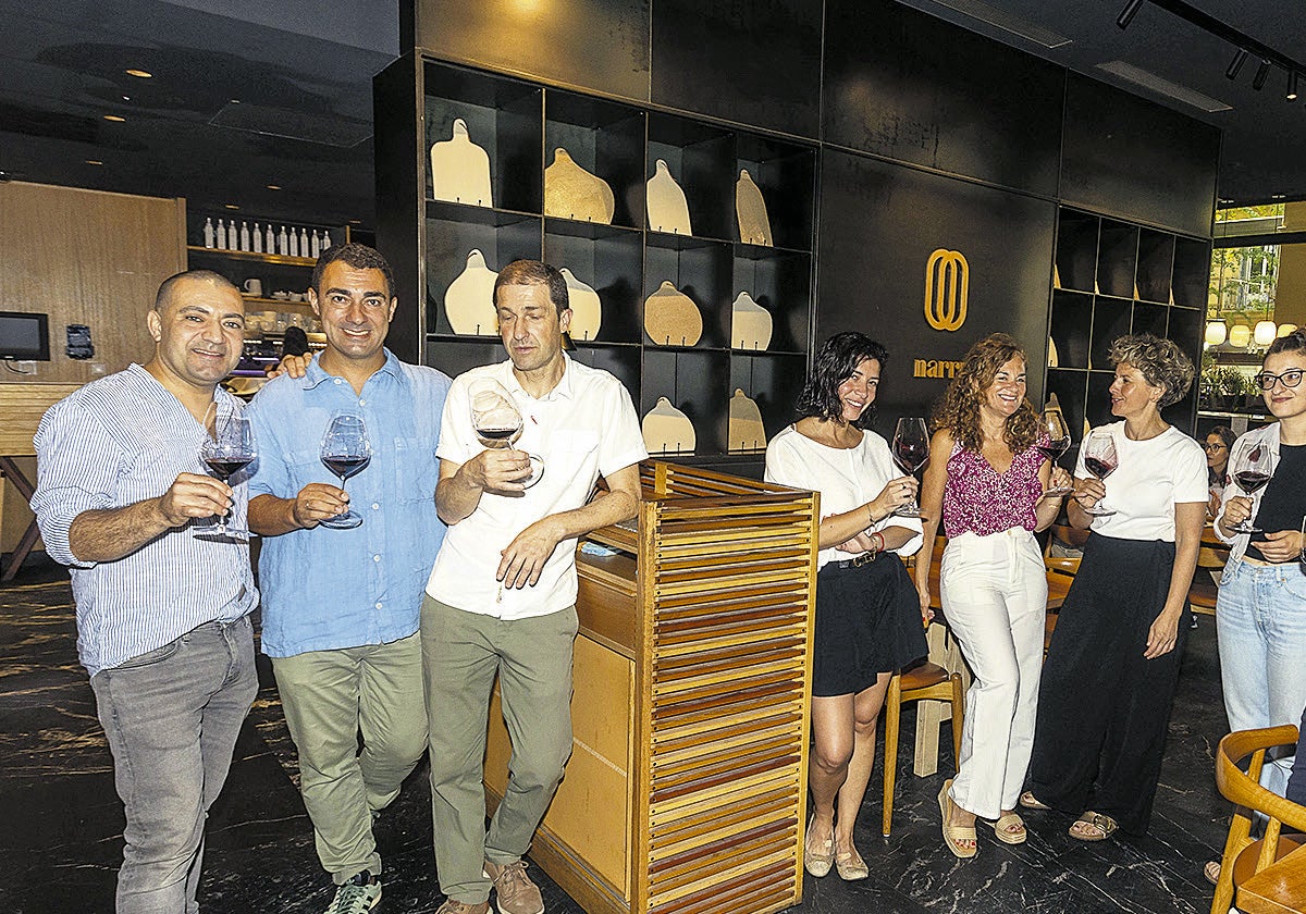 Posan en Narru, de izquierda a derecha: Martín Flea (Ibai), Javier Caneja (Narru), Carlos Muro (Akelarre), Mariana Tapia (Amelia), Ainhoa Velasco (El Diario Vasco), Maider Larrañaga (Arteaga Landetxea), Maitane Orbegozo (Akelarre) y José Manuel Borrella (Martín Berasategui)