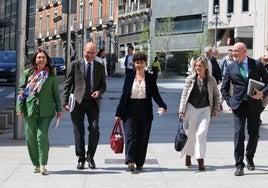 El grupo del PNV caminando hacia el Congreso, conformado por Nerea Renteria, Mikel Legarda, Maribel Vaquero, Idoia Sagastizabal y Joseba Agirretxea.