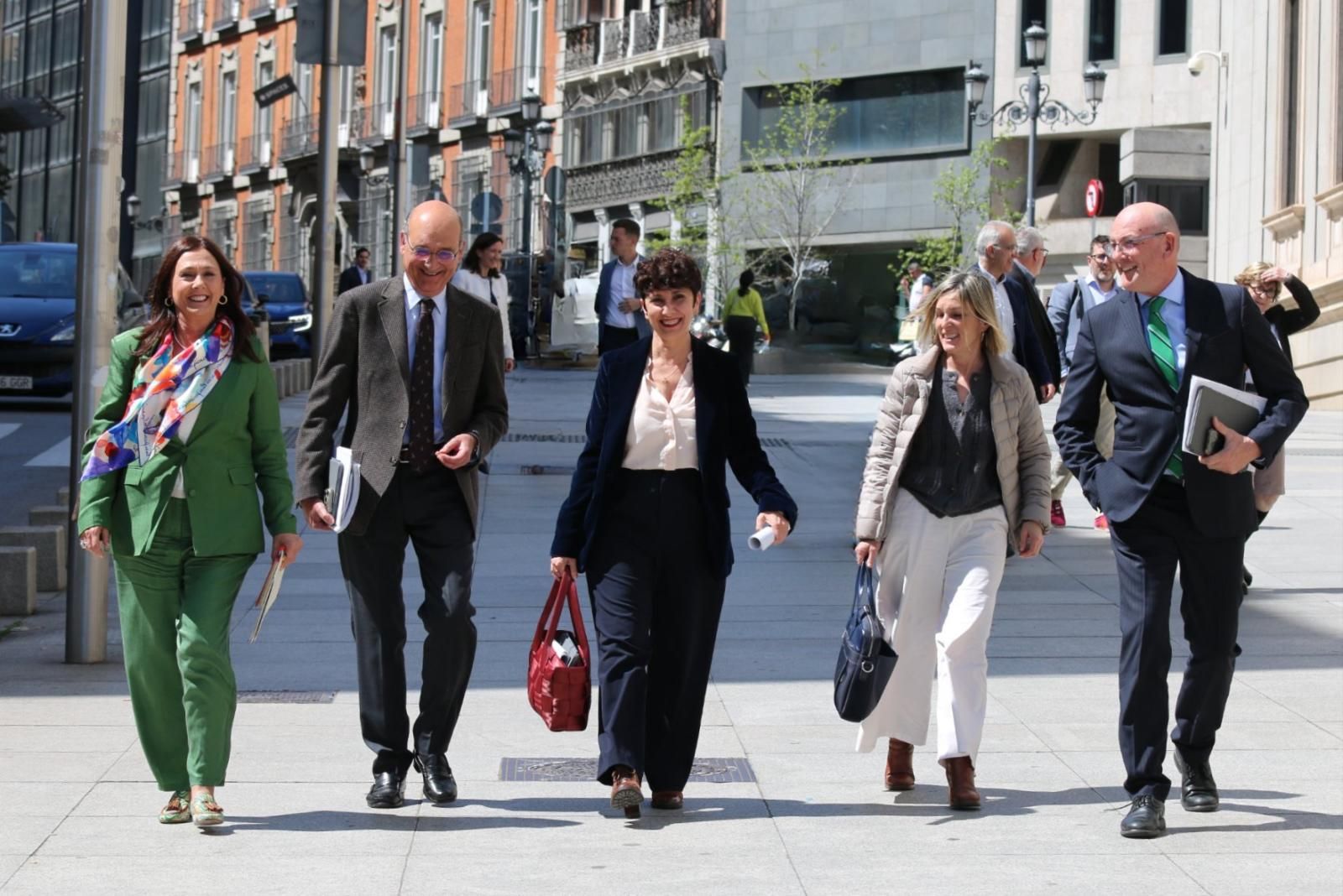 El grupo del PNV caminando hacia el Congreso, conformado por Nerea Renteria, Mikel Legarda, Maribel Vaquero, Idoia Sagastizabal y Joseba Agirretxea.