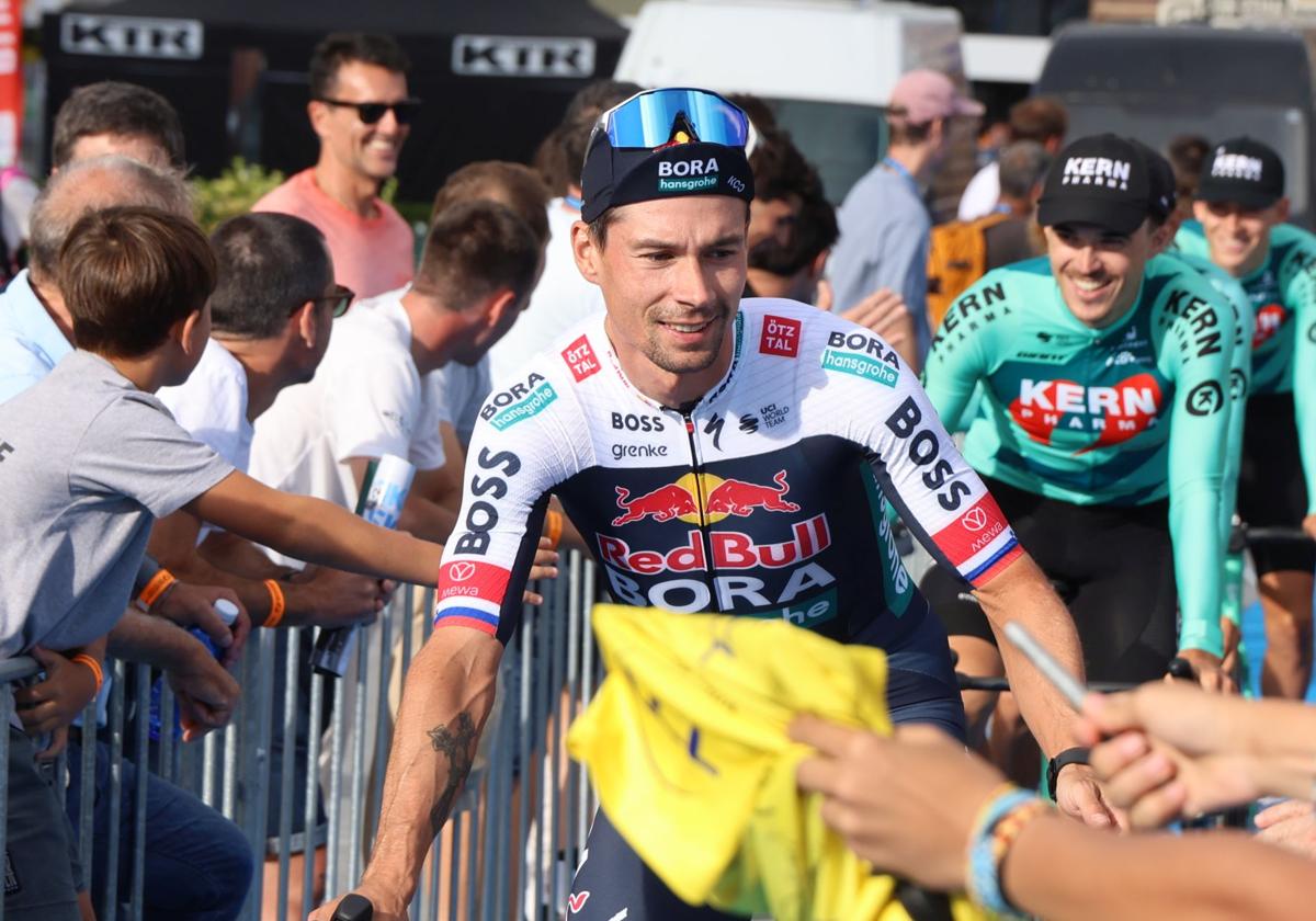 Primoz Roglic saluda al público donostiarra en la presentación de la Clásica en Alderdi Eder.