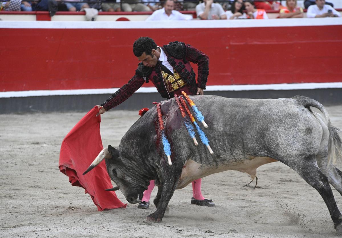 Morenito de Aranda agradece la ovación con la oreja en la mano.