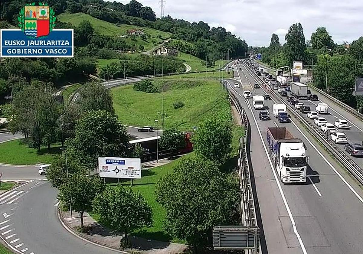 Vista de la AP-8 en la muga a la una de la tarde de este viernes.
