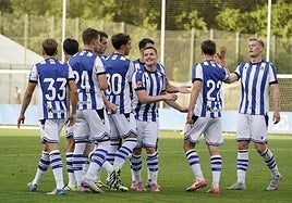 Los jugadores de la Real felicitan a Turrientes por su gol ante Osasuna.