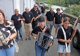 Más de una veintena de asistentes disfrutaron de los actos del Día del Socio de la sociedad Lasartearra.