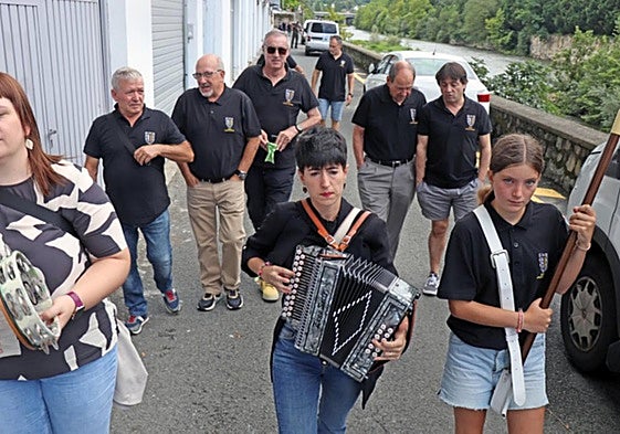 Más de una veintena de asistentes disfrutaron de los actos del Día del Socio de la sociedad Lasartearra.
