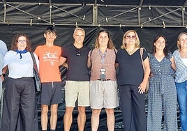 Una representación de las personas que han formado parte de la Directiva subieron al escenario.