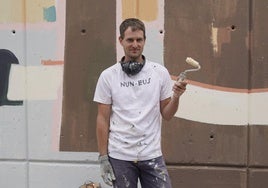 Artista. El beasaindarra Xabier Anuntzibai, encargado de dar vida al mural de Senpere durante el mes de julio. zabala