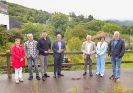 Mikel Serrano, alcalde de Zumarraga junto a otros representantes políticos durante la visita.