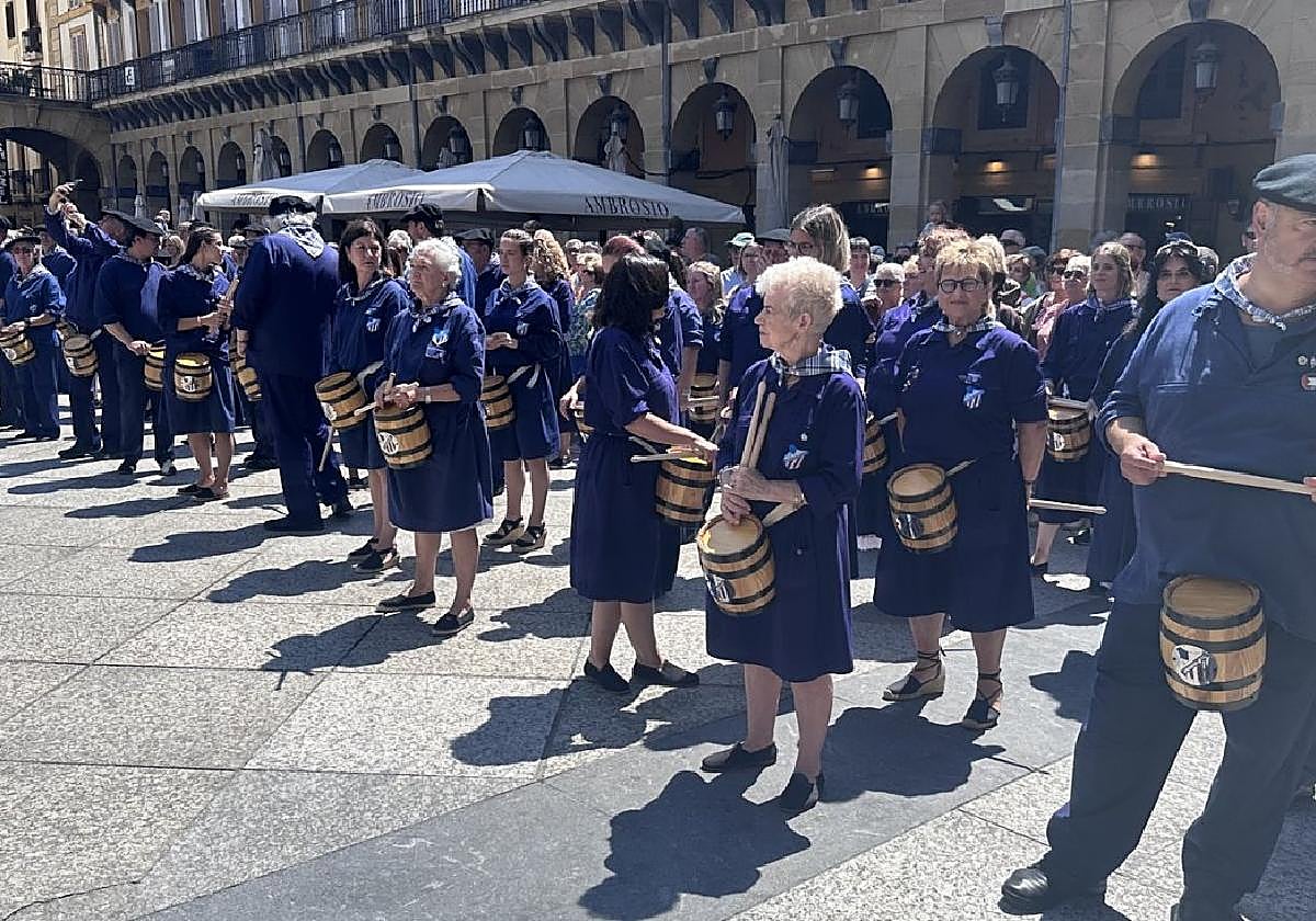 La Tamborrada de Amaikak Bat tocó varias piezas en la plaza Constitución.