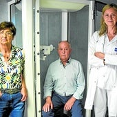 La neumóloga Myriam Aburto, en el hospital de Galdakao, junto a los pacientes Beatriz Molinero y Juan José Jaramillo.
