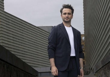 Xabier Anduaga ante el Kursaal donde actuará mañana con el Orfeón Donostia y la Orquesta de la Comunitat de Valencia.