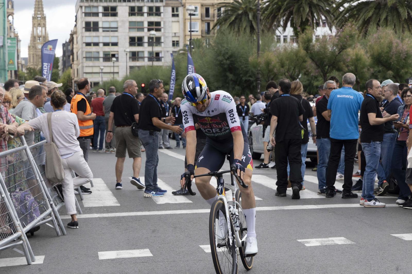 La salida de la Clásica San Sebastián 2025, en imágenes