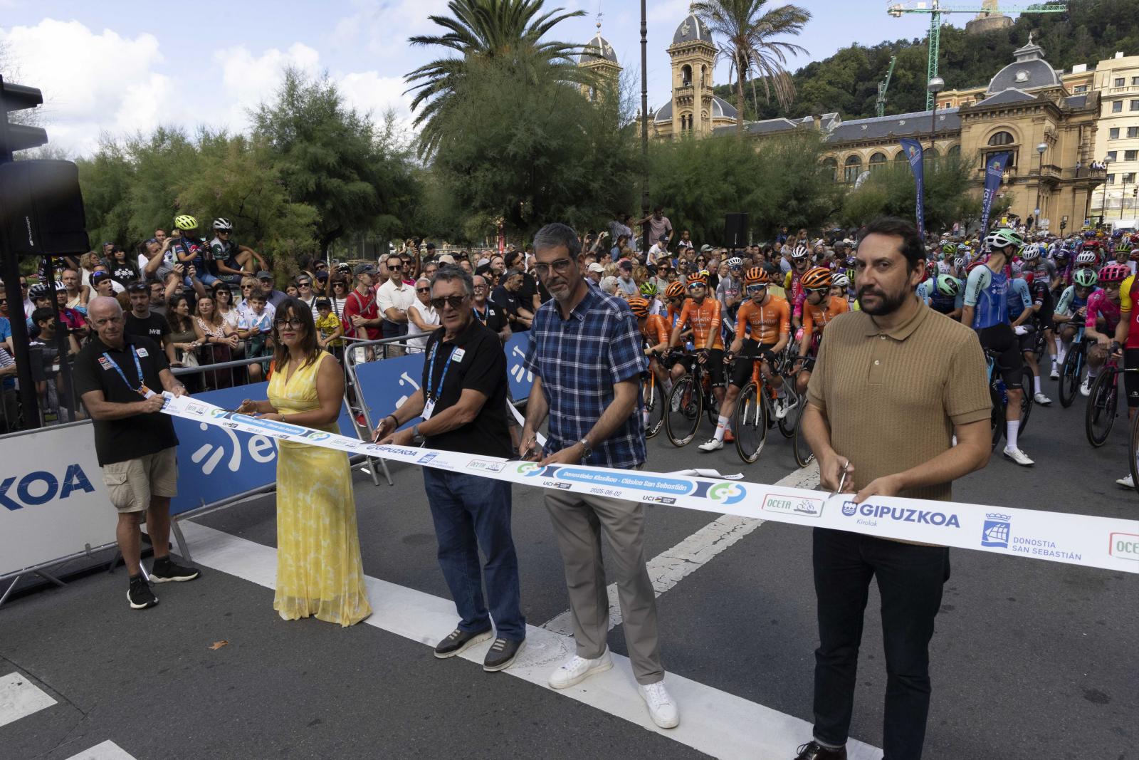 La salida de la Clásica San Sebastián 2025, en imágenes