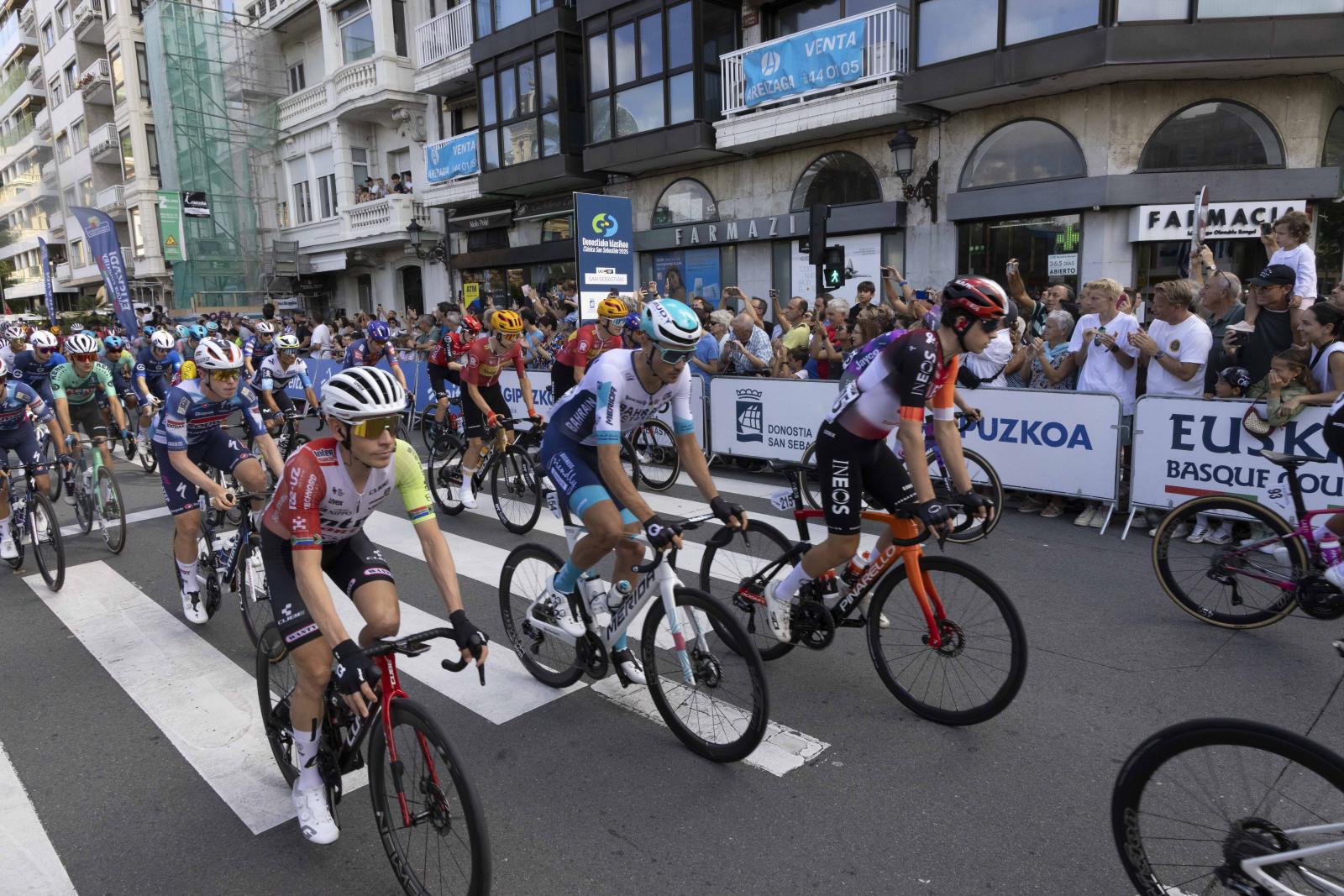La salida de la Clásica San Sebastián 2025, en imágenes