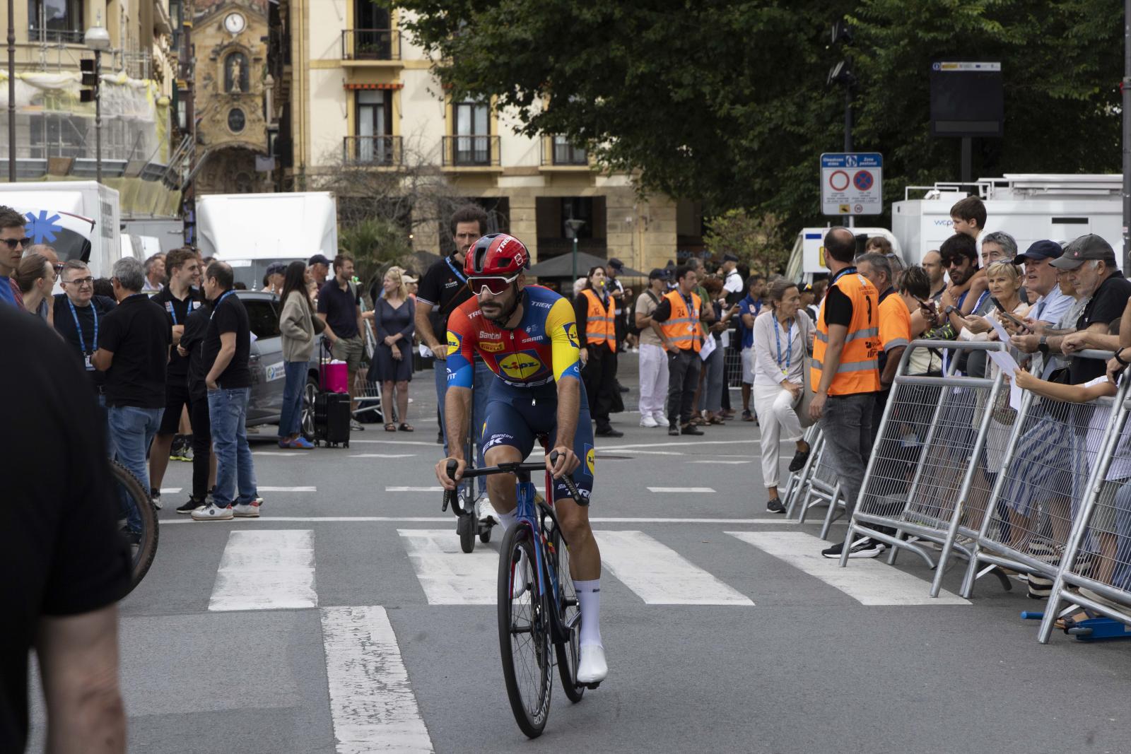 La salida de la Clásica San Sebastián 2025, en imágenes