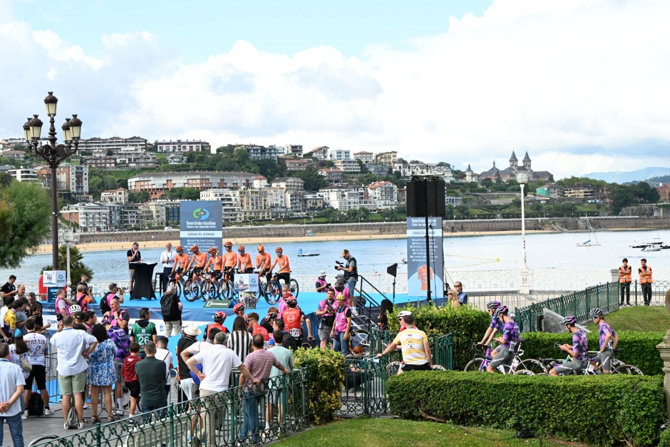 La salida de la Clásica San Sebastián 2025, en imágenes