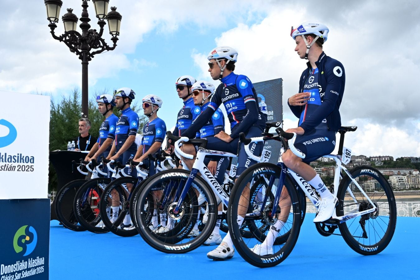 La salida de la Clásica San Sebastián 2025, en imágenes