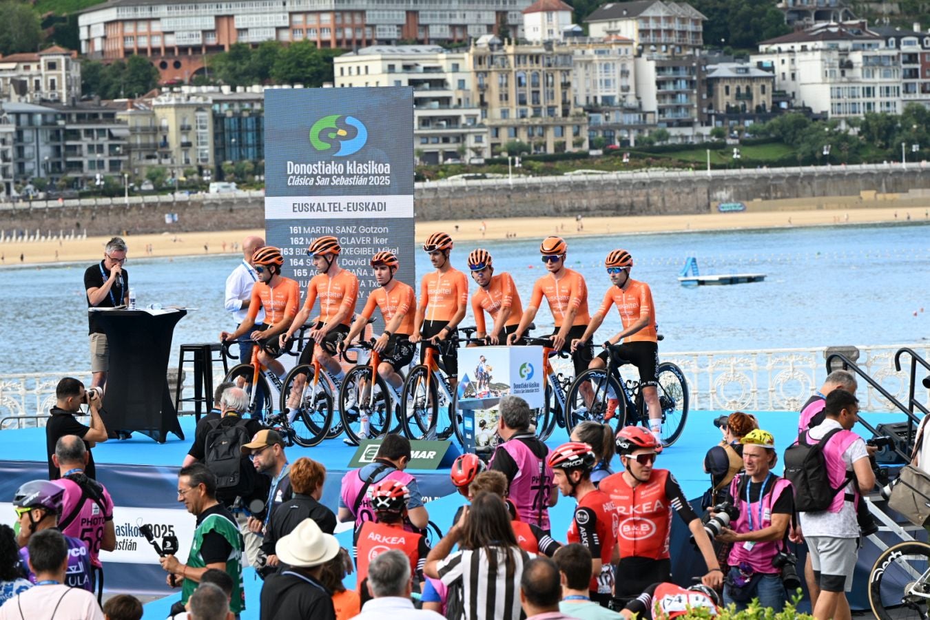 La salida de la Clásica San Sebastián 2025, en imágenes