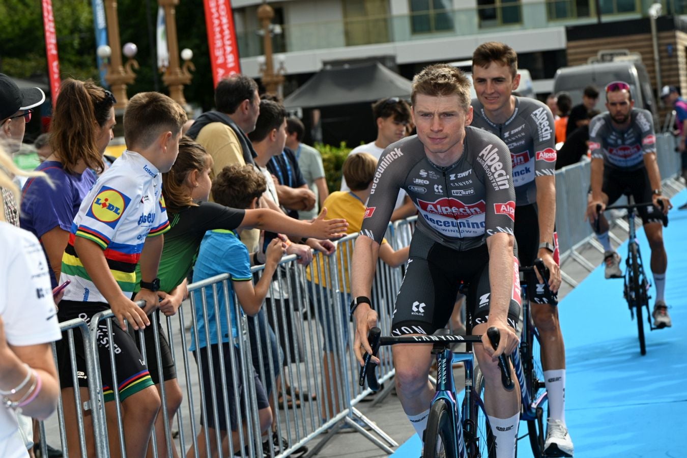 La salida de la Clásica San Sebastián 2025, en imágenes