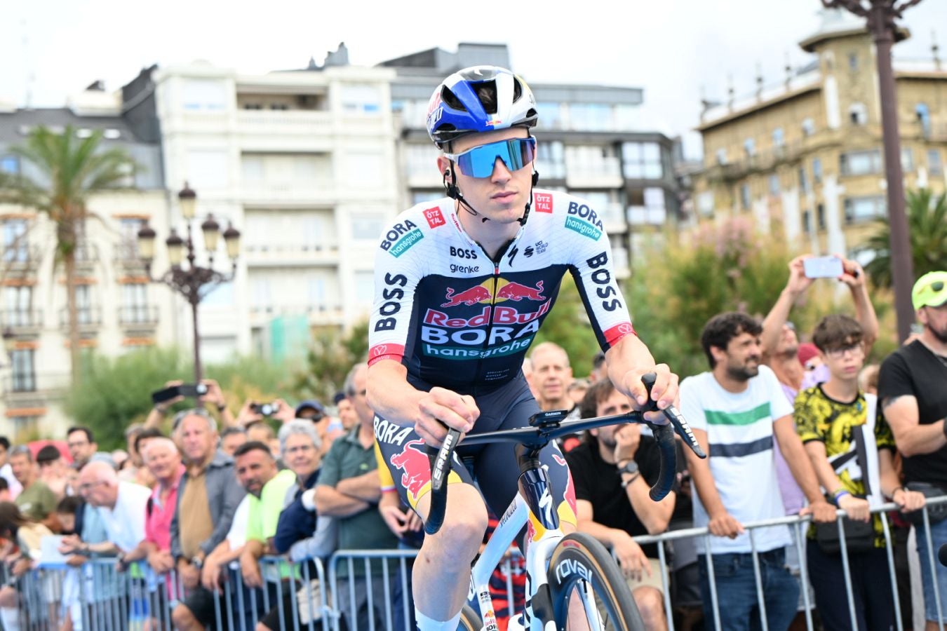 La salida de la Clásica San Sebastián 2025, en imágenes