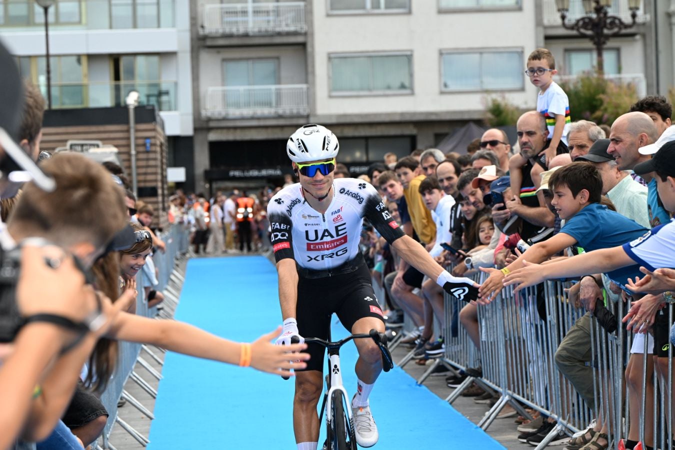 La salida de la Clásica San Sebastián 2025, en imágenes