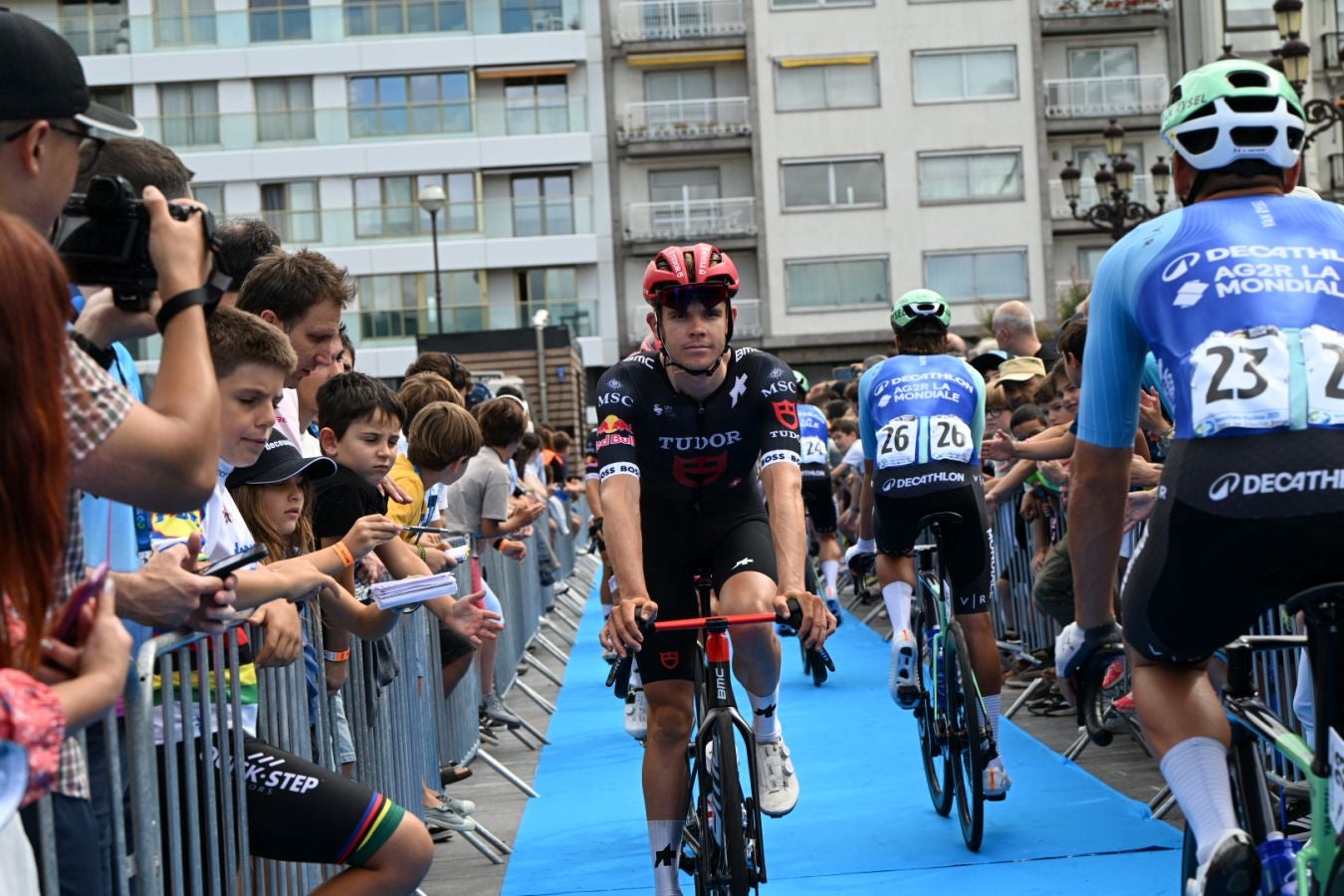 La salida de la Clásica San Sebastián 2025, en imágenes