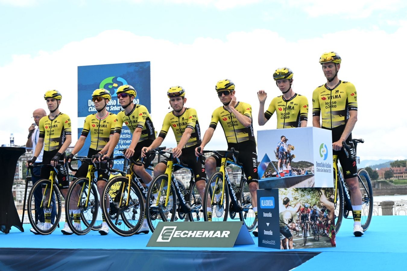 La salida de la Clásica San Sebastián 2025, en imágenes