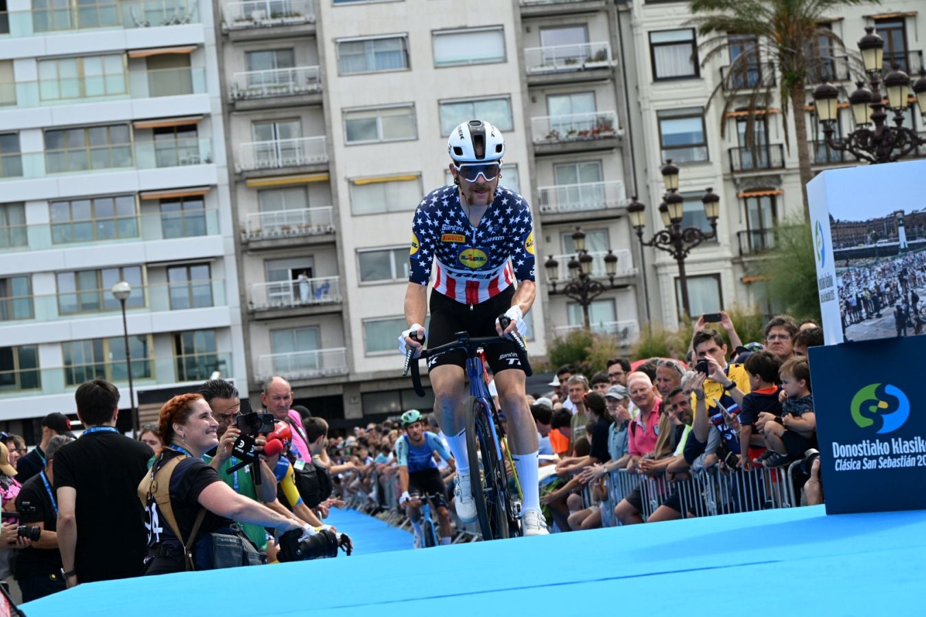 La salida de la Clásica San Sebastián 2025, en imágenes