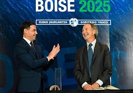 Imanol Pradales entrega el premio 'Lan Onari' a Carmelo Urza Larrauri, por su labor en favor de la divulgación de la cultura vasca en el exterior.