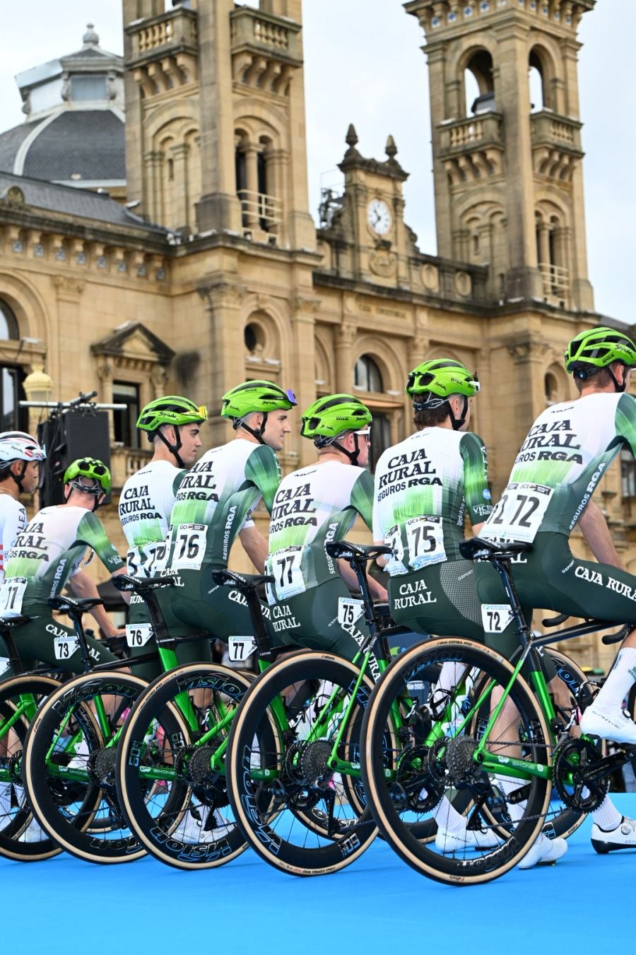 La salida de la Clásica San Sebastián 2025, en imágenes