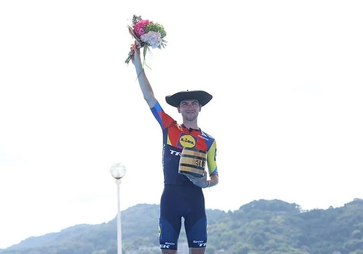 Ciccone se cala la txapela y celebra el triunfo en el podio de Alderdi Eder.