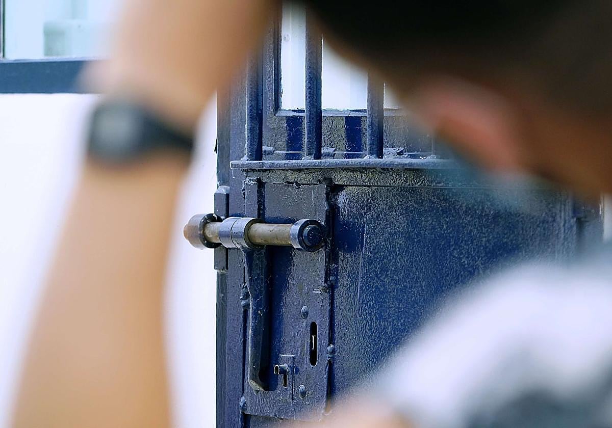 Un cerrojo del centro penitenciario de Martutene, que será reemplazado por el nuevo en Zubieta.