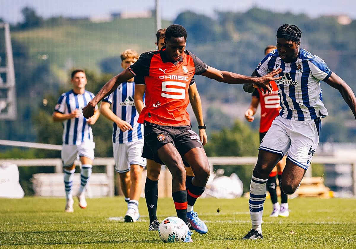 Un jugador del Rennes conduce el esférico este sábado en Zubieta.