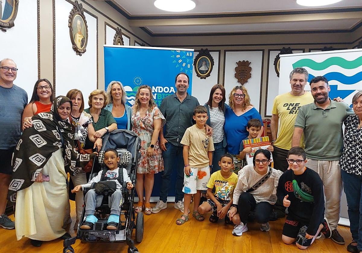 Lansari, rodeado de su familia de acogida y de miembros de la asociación Hurria-Sahara, junto al alcalde Andobni Alvarez y la concejala de Serrvicios Sociales, Haizea Barandiaran, en el salón de plenos.