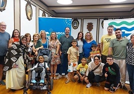 Lansari, rodeado de su familia de acogida y de miembros de la asociación Hurria-Sahara, junto al alcalde Andobni Alvarez y la concejala de Serrvicios Sociales, Haizea Barandiaran, en el salón de plenos.