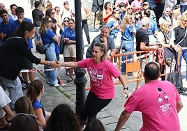 Jendetza elkartu zen atzo Aiako plazan eguerdi partean izan ziren ume handien jokuetaz gozatzera. Giro aparta sortu zen ebste behin.