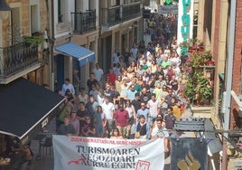Varios cientos de personas recorrieron ayer al mediodía las calles del centro de Zarautz.