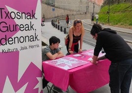 Uno de los puntos de recogida de firmas para la campaña 'Txosnak. Gureak, denonak'.