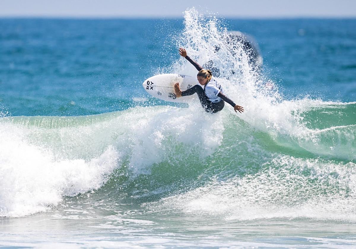González-Etxabarri surfea una ola en Huntington Beach.