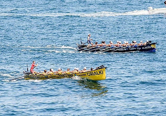 La trainera de Orio boga por delante de la de Urdaibia en Lekeitio.