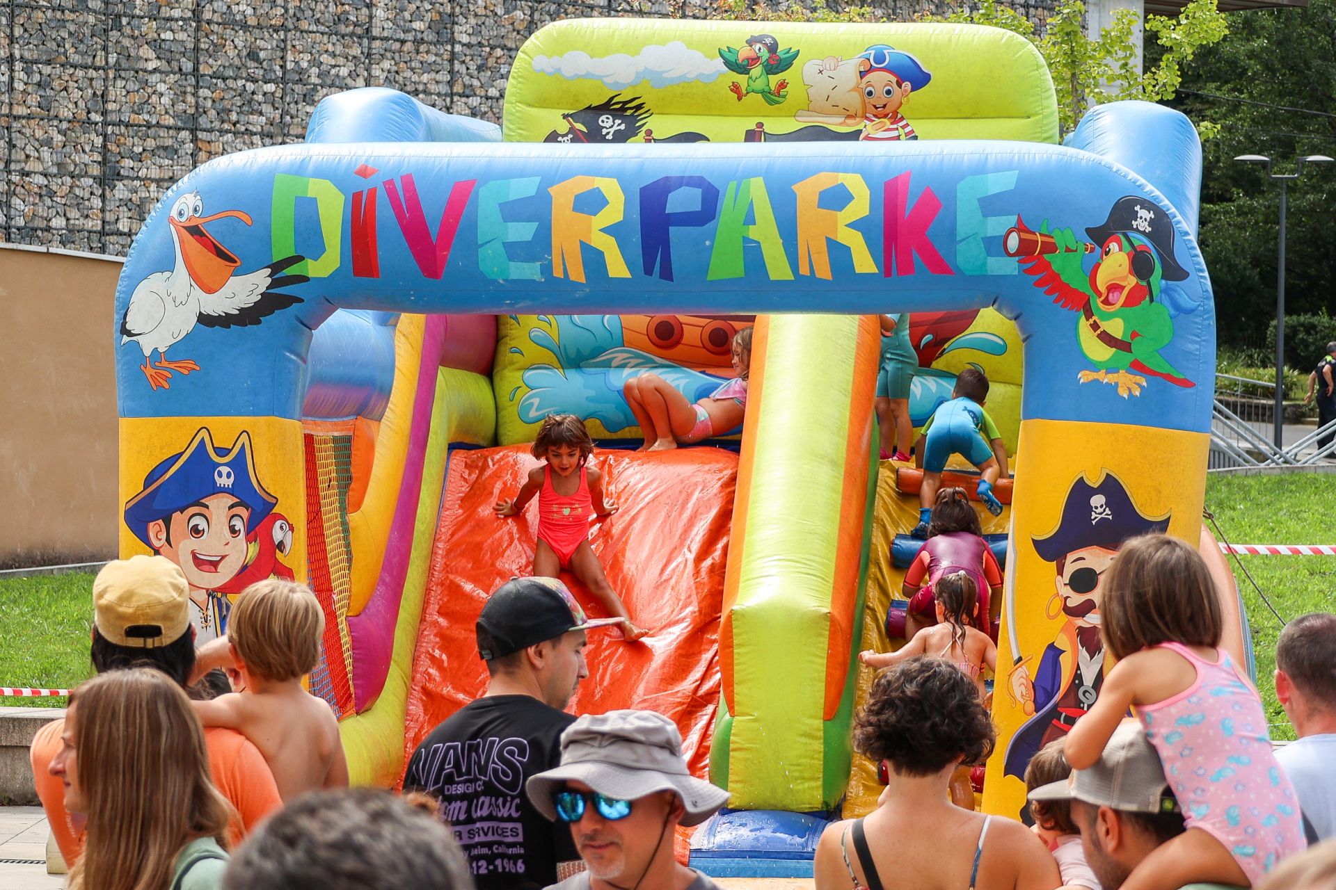 Danzas, cantos y atracciones acuáticas en el día de San Esteban