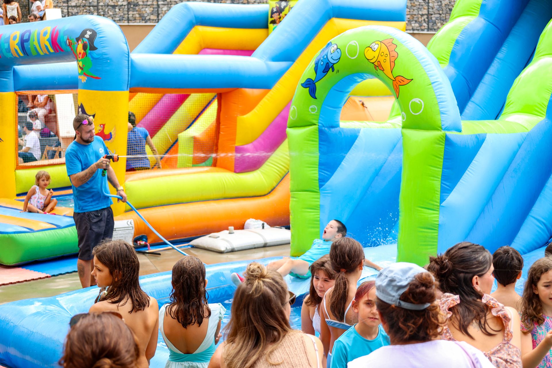 Danzas, cantos y atracciones acuáticas en el día de San Esteban