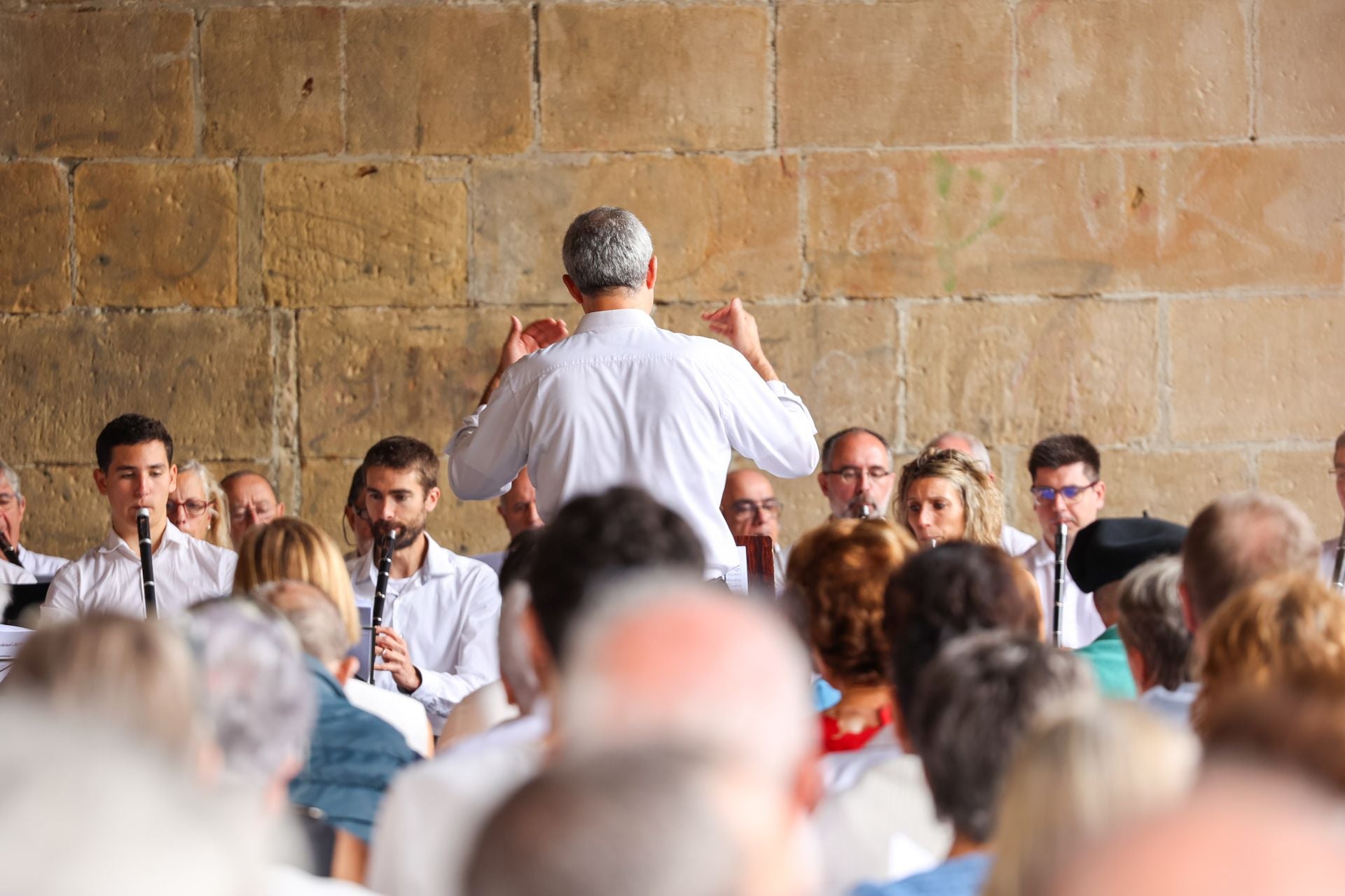 Danzas, cantos y atracciones acuáticas en el día de San Esteban