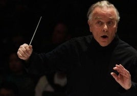 Mark Elder en acción durante un concierto.