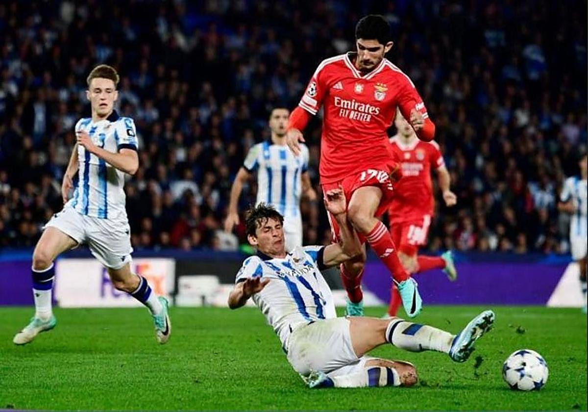 Gonçalo Guedes no puede superar a Le Normand en el partido Real-Benfica de la Champions en Anoeta hace dos temporadas.
