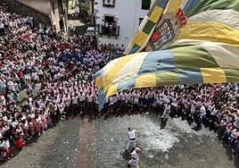 Hubo que hacer sitio y limpiar el suelo de caramelos para que pudieran bailar los gigantes.