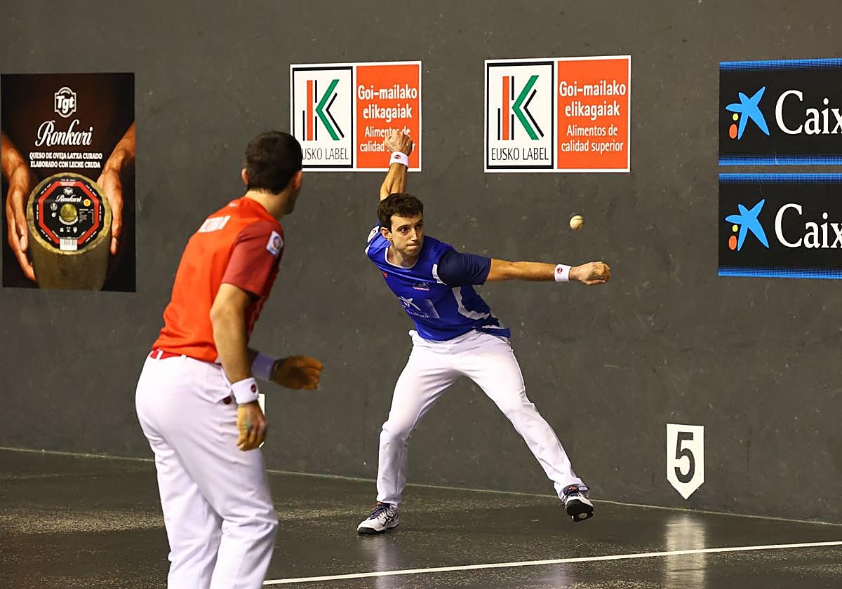 Jokin Altuna oberva el derechazo de Julen Martija, autor de un partido notable en el Atano III.